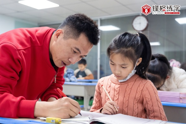 孩子寫字丑，也許并不是不努力，而是犯了以下錯誤！